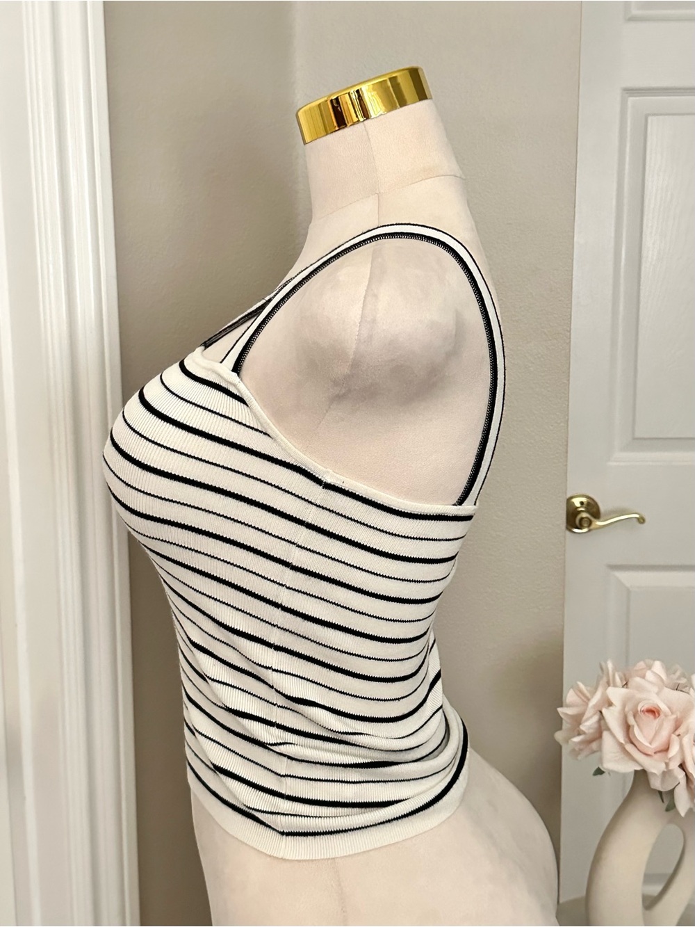 Express White Black Striped Ribbed Sweater Tank w/ Cutout V-Neck Detail Sz XS - Picture 4 of 7